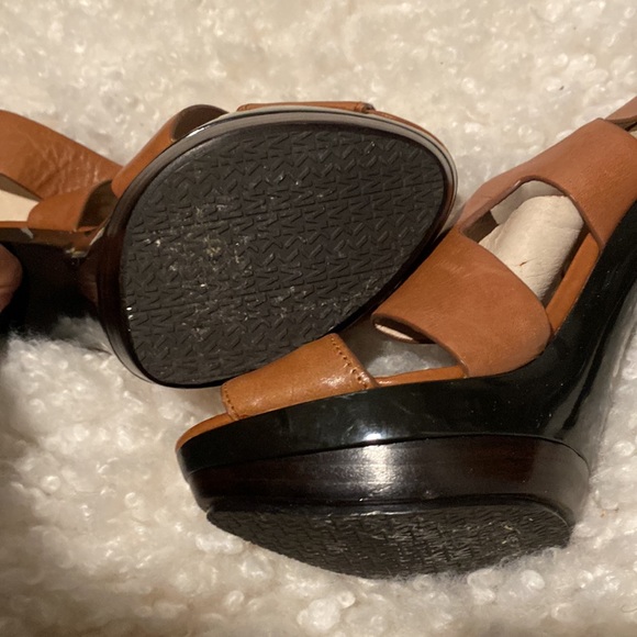 😍 Michael Kors Carla Cognac Brown Leather
Platform Sandal✨ - Picture 9 of 14